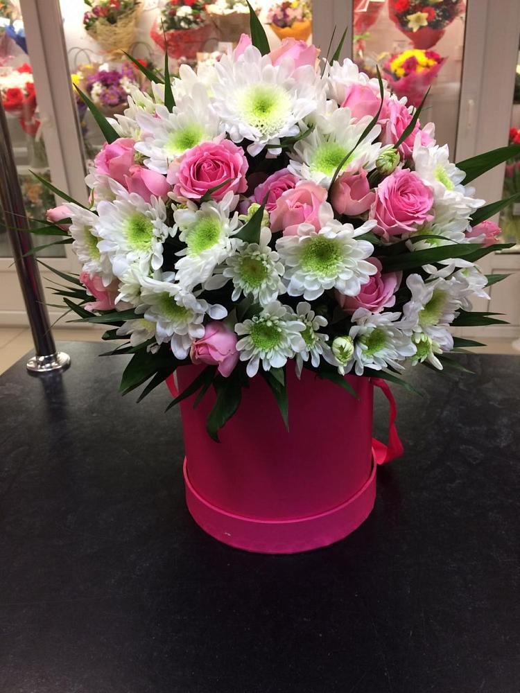 Цветочная композиция из Розы и Хризантемы в шляпной коробке в Костино