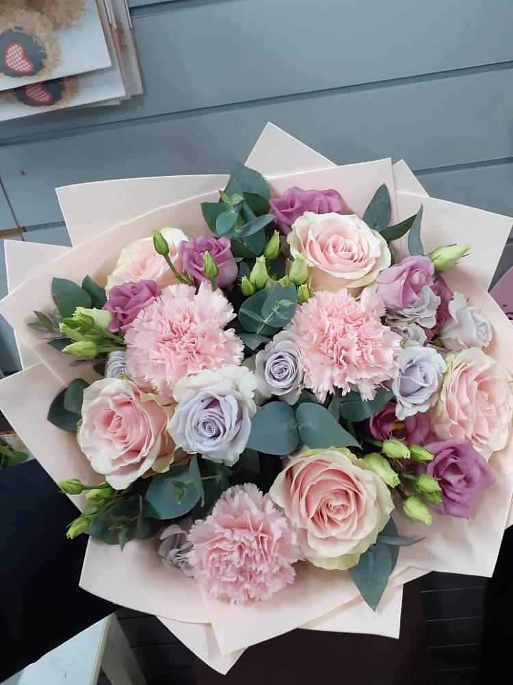 Букет цветов из: Розы, Гвоздики и Лизиантусы в Костино